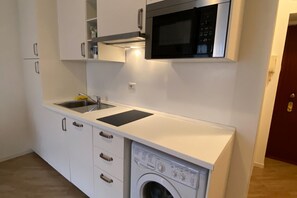 Réfrigérateur, plaque de cuisson, cafetiÚre/bouilloire, tables à manger