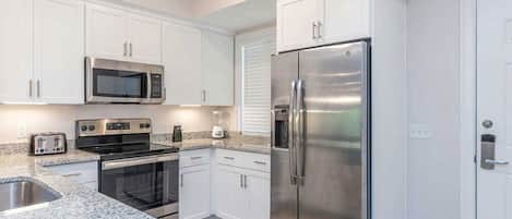 Frigorífic, microones, forn i placa de cuina