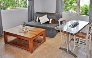 TV - Cozy home in Villeneuve Les Avignon (Villeneuve Les Avignon)