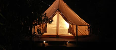 Tent | Laptop workspace, free WiFi, bed sheets