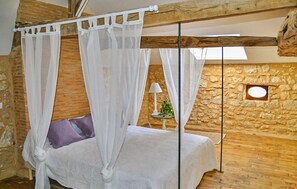 4 bedrooms, travel crib, free WiFi, bed sheets