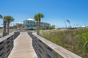 Property grounds - Sandy Cheeks | Outdoor Pool | Waterfront | My Beach Getaways (Gulf Shores)