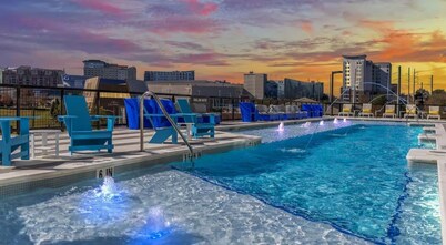 Downtown Atlanta Oasis: Stylish & Work-Ready for Business Travelers & Explorers