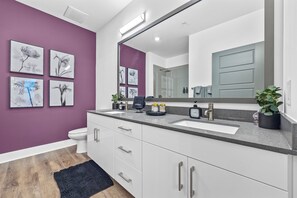 Dusj, hårføner og håndklær