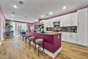 冷蔵庫、電子レンジ、オーブン、コンロ