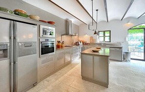 Fridge, oven, dishwasher, coffee/tea maker - Gorgeous home in Pujaut (Pujaut)