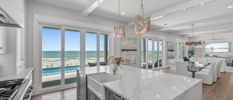 Kylskåp, mikrovågsugn, ugn och spishäll