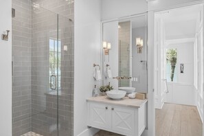 Shower, hair dryer, shampoo - Barefoot Bliss by Stay on 30a (Santa Rosa Beach)