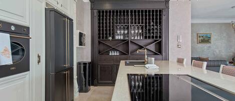 冷蔵庫、電子レンジ、オーブン、コンロ