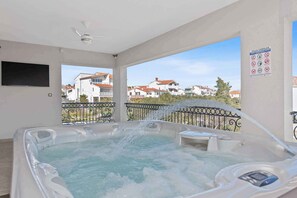 Outdoor spa tub - Villa with great facilities, sea views, pool and jacuzzi (Vodice)