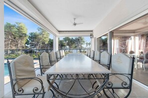 Outdoor dining - Villa with great facilities, sea views, pool and jacuzzi (Vodice)