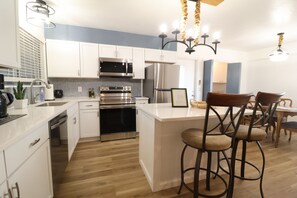 冷蔵庫、電子レンジ、オーブン、コンロ