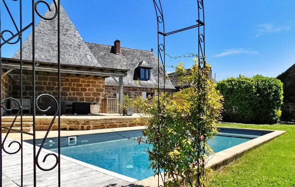 حمّام سباحة مُدفَّأ