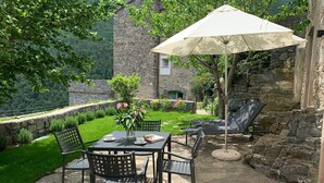 A patio with a table, chairs, and an umbrella. - Medieval Mountain Oasis With a Private G (Castelbianco)