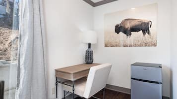 Chambre Simple, vue cour intérieure | Bureau, espace de travail pour ordinateur portable, rideaux occultants