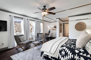 Single Room, Courtyard View | Desk, laptop workspace, blackout drapes, iron/ironing board - Park House on Main (Parkville)