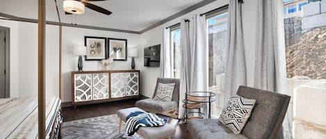 Chambre Simple, vue cour intérieure | Bureau, espace de travail pour ordinateur portable, rideaux occultants