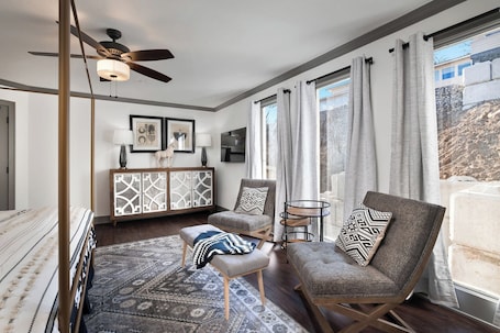 Habitación individual, vistas al patio | Escritorio, espacio para trabajar con un portátil, cortinas opacas. Park House on Main