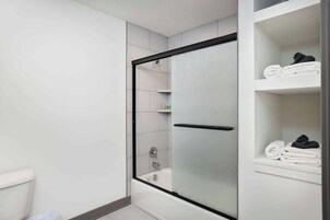 Single Room, Courtyard View | Bathroom | Free toiletries, hair dryer, towels, soap