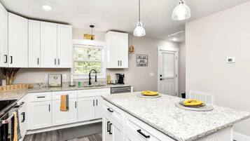 Een koelkast, een microgolfoven, een oven, een kookplaat