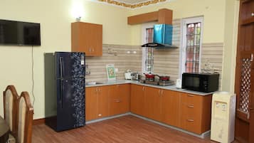 Refrigerador, microondas, parrilla de estufa y tetera eléctrica