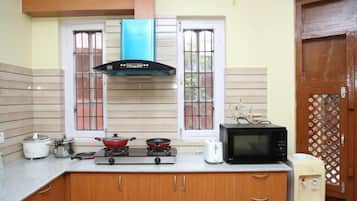 Refrigerador, microondas, parrilla de estufa y tetera eléctrica