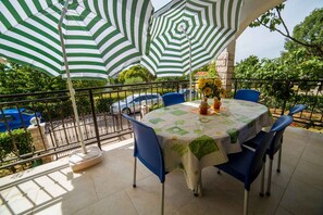 Outdoor dining - Holiday flat near the beach (Poreč)