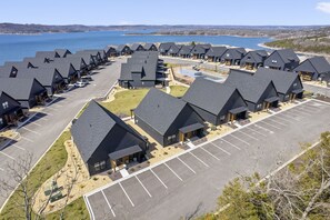 Exterior - Lakehouse Close to Branson with Free Tickets, Modern Kitchen & High-End Furnishings (Hollister)