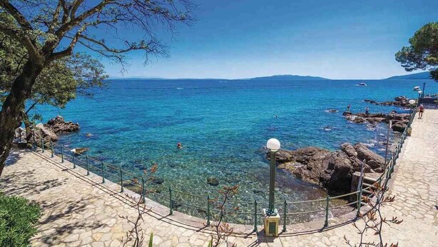 A coastal walkway with clear blue sea, rocky outcrops, and a stone pathway. - Holiday home with terrace and pool (Poljane)