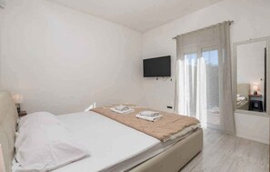 5 bedrooms, WiFi, wheelchair access - Holiday home with terrace and pool (Poljane)