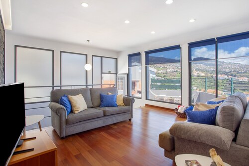 Holiday Home 'Mother's House' with Sea View, Private Terrace and Wi-Fi