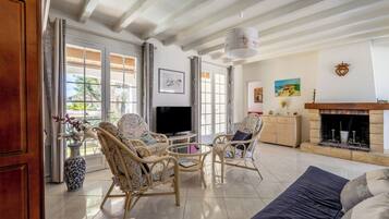 Televisie, een dvd-speler en een stereo