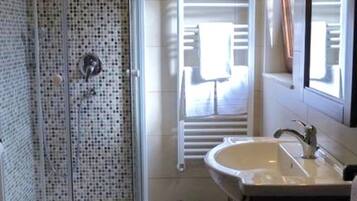 Douche, sèche-cheveux, serviettes fournies