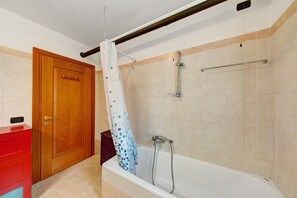 Shower, towels