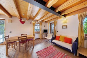 Living area - Apartment 'Villa Cleila Blu D' with Mountain View, Shared Garden and Balcony (San Vito di Cadore)