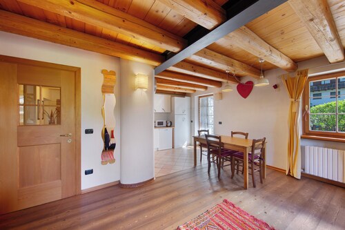 Apartamento 'Villa Cleila Blu D' con vistas a la montaña, jardín compartido y balcón