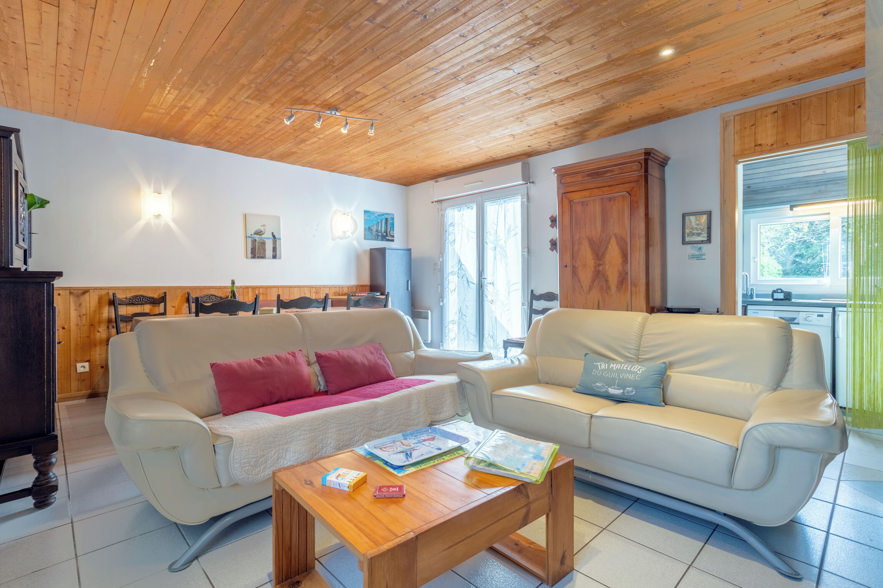 Televisión y chimenea 