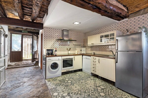 Frigorífico, microondas, horno y placa de cocina