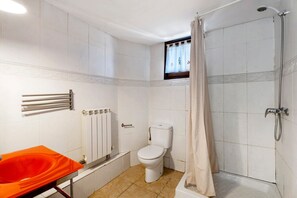 Suihku, hiustenkuivaaja, pyyhkeet