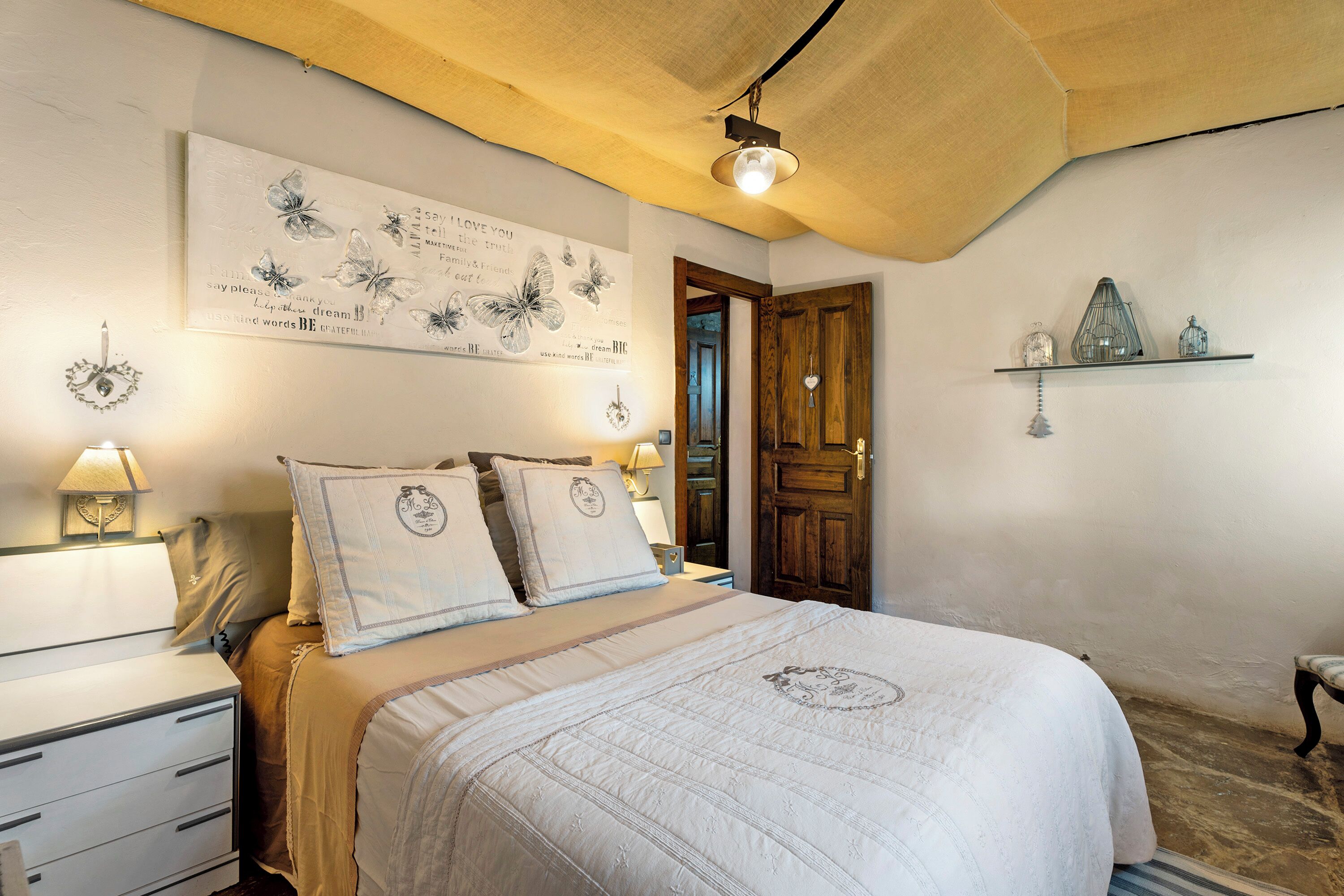 2 slaapkamers, een strijkplank/strijkijzer, gratis wifi, beddengoed