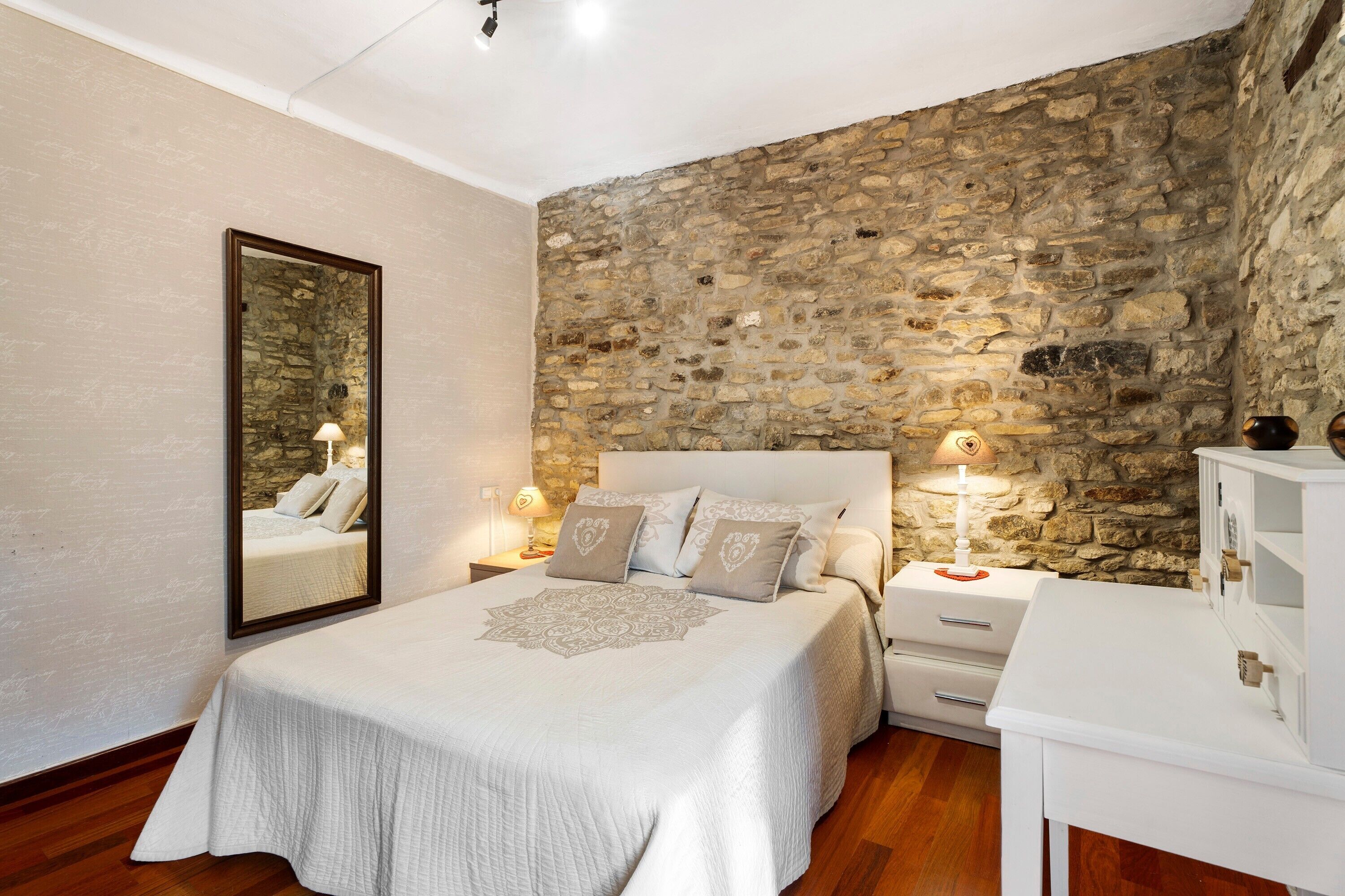 5 dormitorios, tabla de planchar con plancha, wifi gratis y ropa de cama