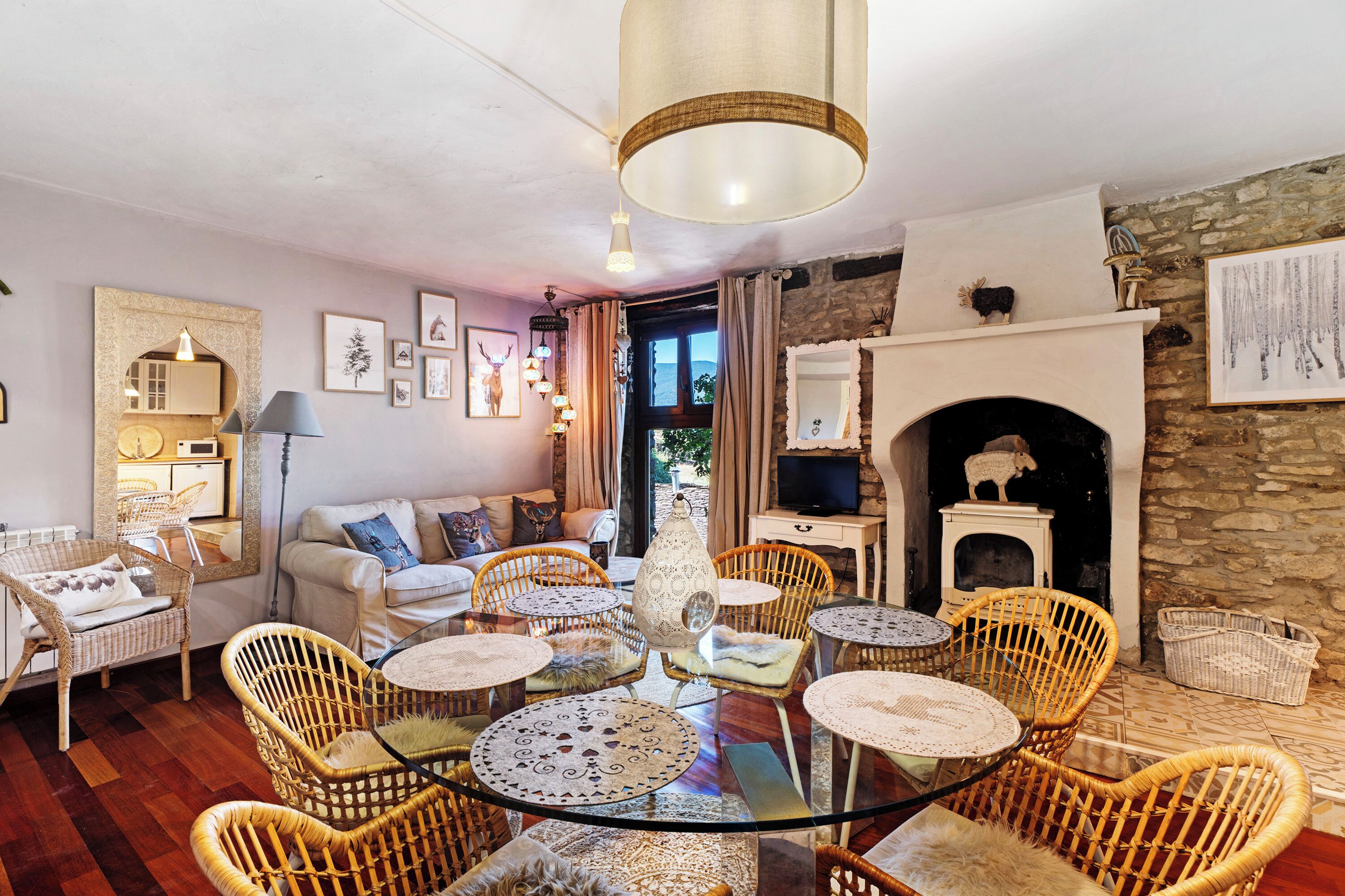 Televisie en een open haard