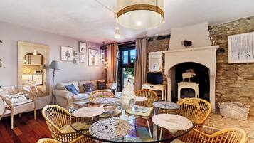 Televisie en een open haard