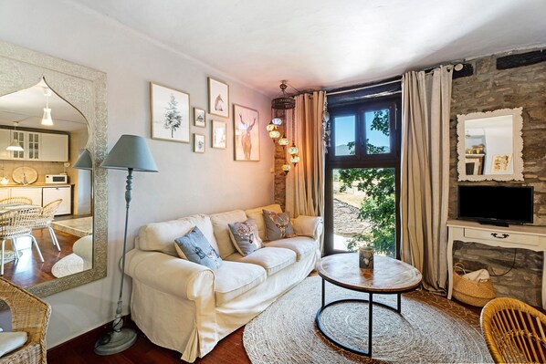 Televisión y chimenea 