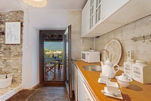 Fridge, microwave, oven, stovetop - Holiday Home 'Regalate Paz' with Mountain View, Shared Pool and Wi-Fi (Estallo)