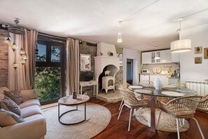 Televisión y chimenea 