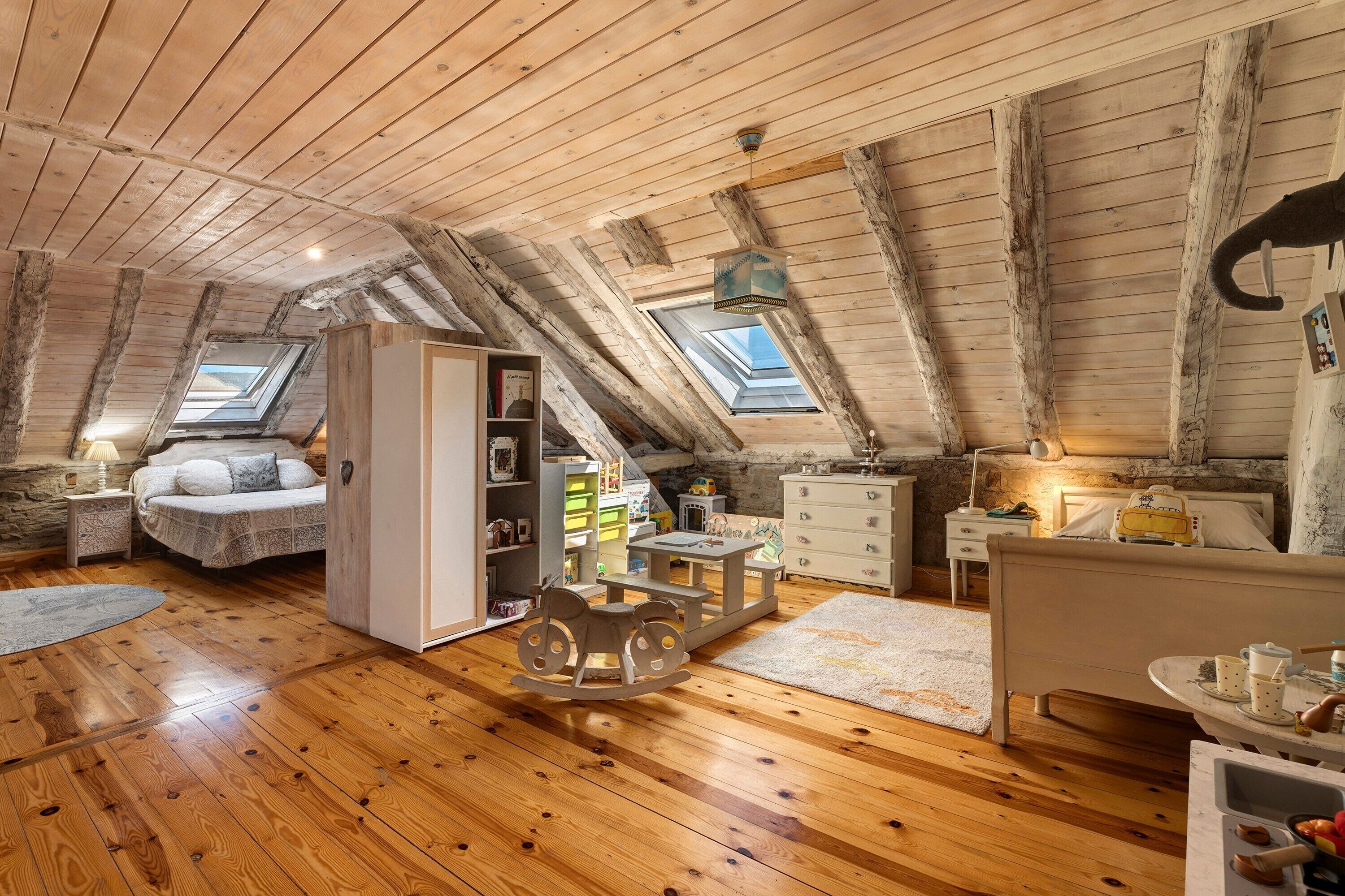 5 bedrooms, iron/ironing board, free WiFi, bed sheets