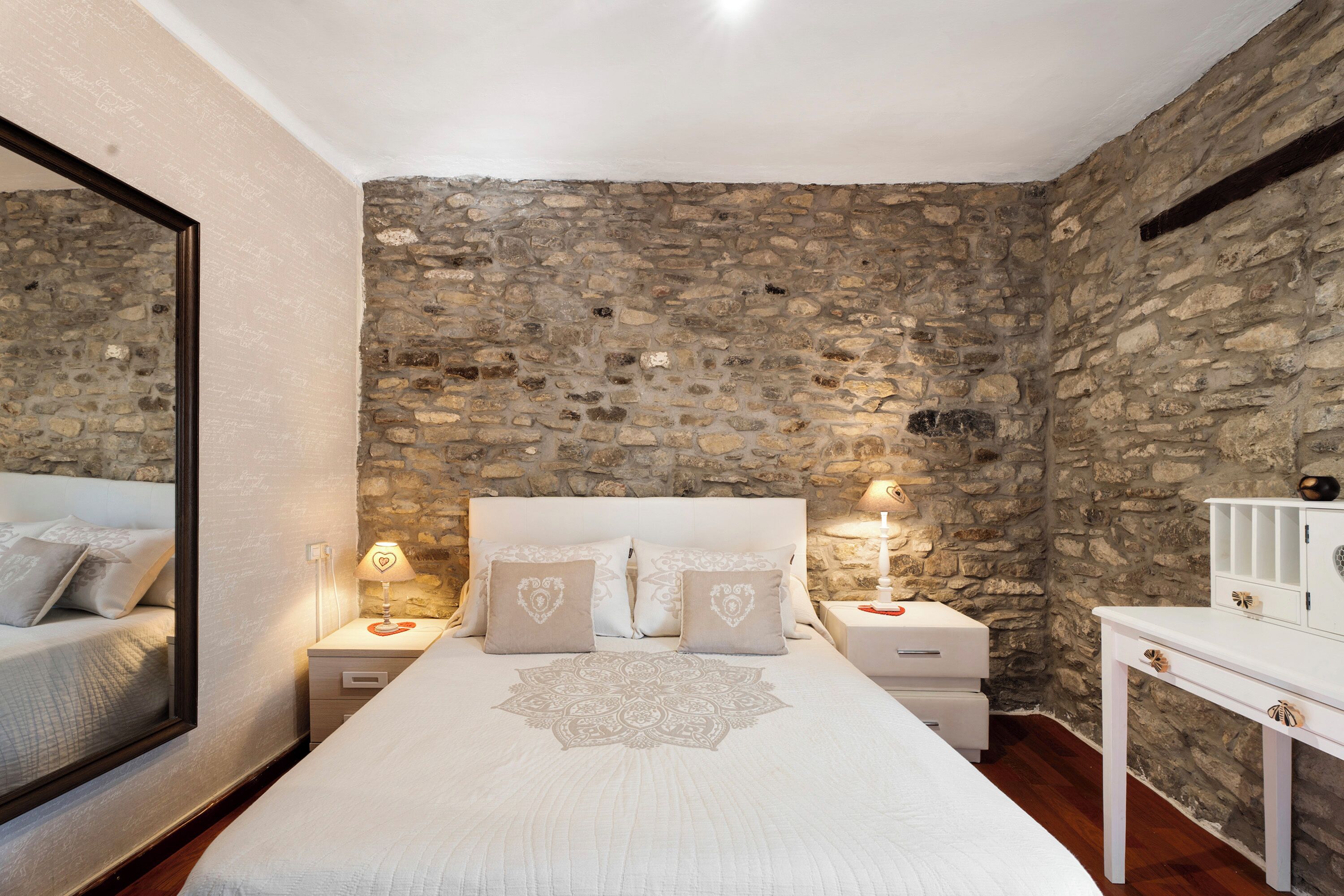 5 bedrooms, iron/ironing board, free WiFi, bed sheets