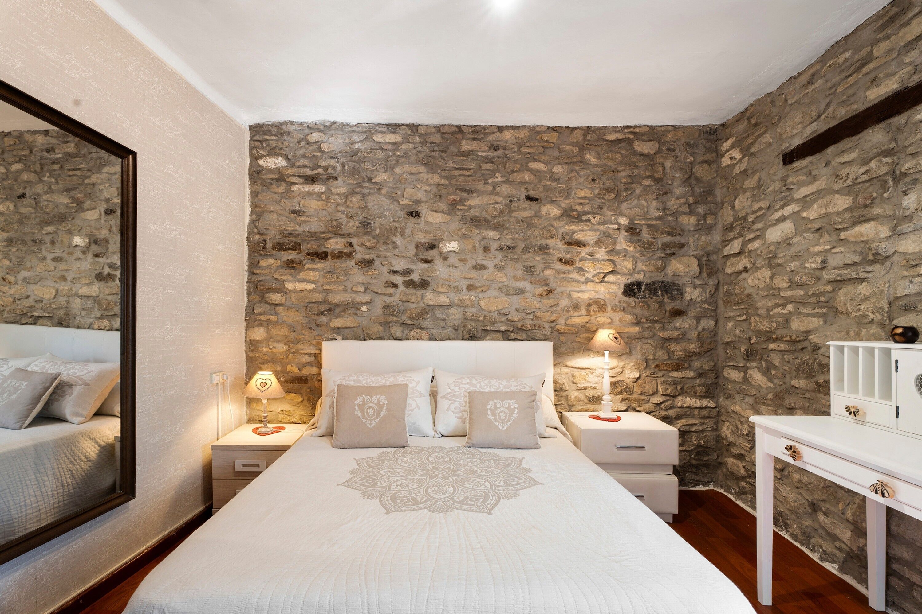 5 bedrooms, iron/ironing board, free WiFi, bed sheets