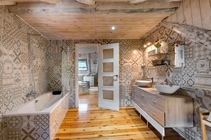 Shower, hair dryer, towels - Holiday Home 'Regalate Paz' with Mountain View, Shared Pool and Wi-Fi (Estallo)